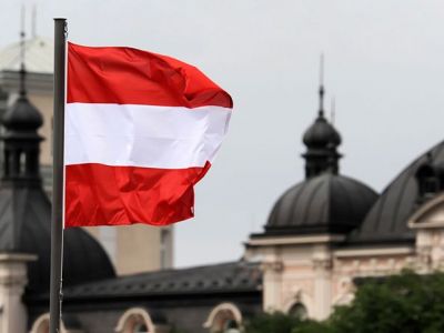 Флаг Австрии на здании в Зальцбурге. Фото: Depositphotos Флаг Австрии на здании в Зальцбурге. Фото: Depositphotos