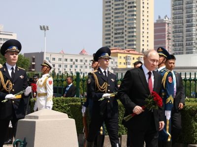 В.Путин возлагает цветы к памятнику советским воинам в Харбине, 17.05.24. Фото: kremlin.ru В.Путин возлагает цветы к памятнику советским воинам в Харбине, 17.05.24. Фото: kremlin.ru