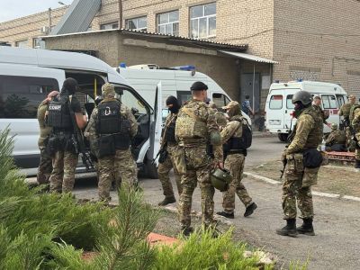 Силовики из СОБР у ИК-19 в Волгограде, 23.08.24. Фото: t.me/milinfolive Силовики из СОБР у ИК-19 в Волгограде, 23.08.24. Фото: t.me/milinfolive